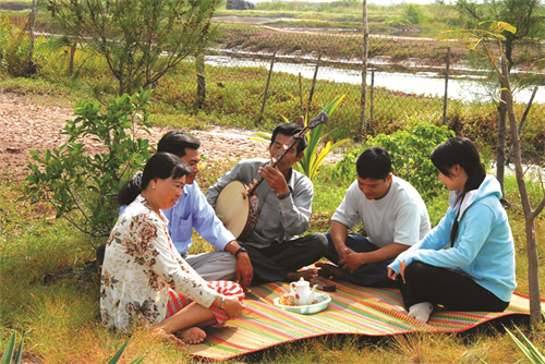 ក្លិបចម្រៀងប្រជាប្រិយ”ឌើនកាតាយទឺ “លើកោះ                              Tho Chu។ - ảnh 1